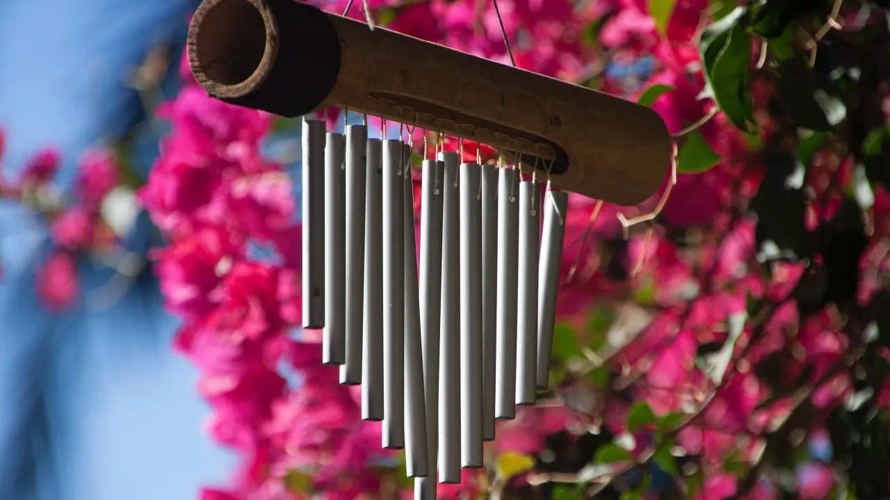Carrilhão de vento de metal.