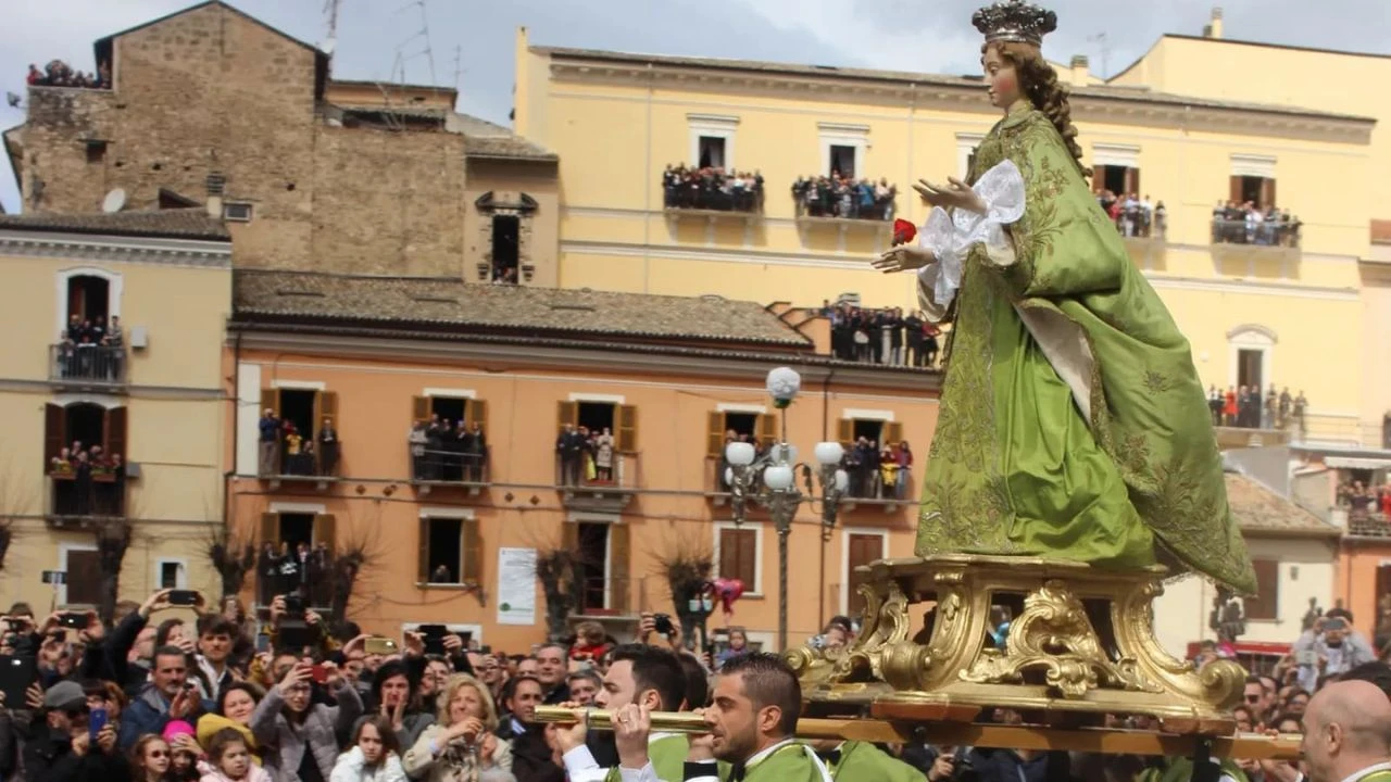 Tradição de Páscoa em Sulmona, Itália, onde a Virgem Maria “corre” ao reencontrar Jesus ressuscitado. Um espetáculo emocionante e simbólico.