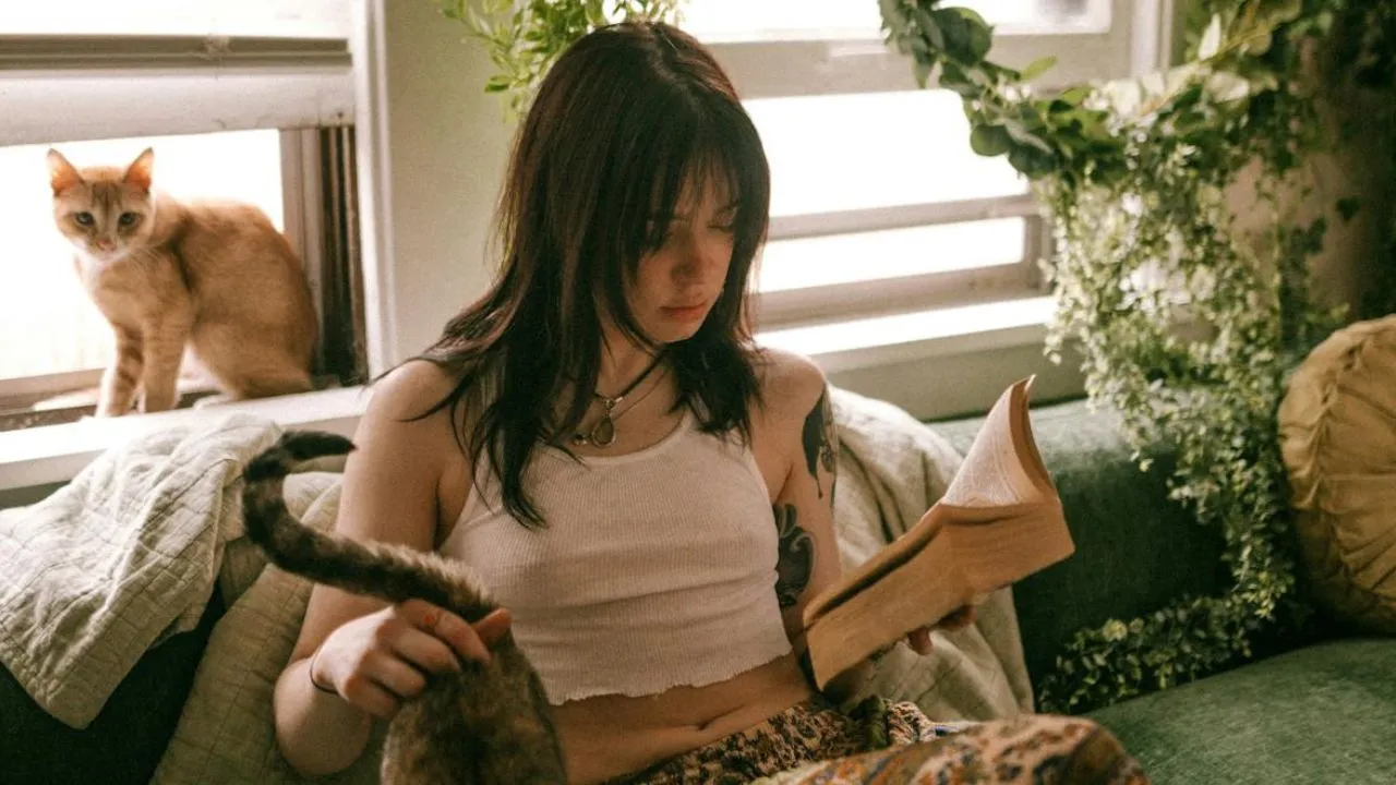 O Feng Shui é uma antiga filosofia chinesa que conecta o mundo humano ao seu ambiente, com o objetivo de proporcionar harmonia e prosperidade. Não é por acaso que hoje em dia é uma abordagem utilizada pela maioria dos decoradores profissionais para criar a casa perfeita. O significado da palavra "Feng Shui" A palavra "feng" significa "vento" e a palavra "shui" significa "água". Essas duas forças naturais são consideradas influenciar a energia ou "chi" (qi) que circula ao nosso redor. De acordo com o Feng Shui, a disposição do nosso espaço, as cores, os materiais e a direção para a qual os cômodos ou edifícios estão voltados afetam o fluxo dessa energia e, consequentemente, nosso bem-estar, saúde e equilíbrio mental. Se as coisas estão organizadas e a energia circula livremente, acredita-se que nossa vida será mais forte e poderosa em todas as áreas. O Feng Shui na sua casa Pense na sua casa como um organismo vivo que pode ser influenciado por tudo: a luz, as cores, a posição dos móveis e até mesmo o que você guarda dentro das gavetas e do armário. É assim que funciona o Feng Shui, que é muito mais do que um tipo de decoração. É uma filosofia de vida com raízes na antiguidade chinesa que valoriza o fluxo de energia (chi) e como ele afeta seu humor, seus relacionamentos e até mesmo seu dia a dia. No Feng Shui, cada espaço tem uma energia e função distintas. A posição dos móveis, as cores, a iluminação e até os objetos que você mantém influenciam como você se sente dentro do seu espaço. O objetivo é criar um espaço esteticamente agradável que também possa te apoiar, te relaxar, te encher de energia e te fazer sentir bem-estar. Aproveitando o Dia Internacional do Feng Shui, reunimos neste guia simples as regras básicas que se aplicam a cada cômodo da casa. Feng Shui: as regras essenciais para cada cômodo da casa 1. Sala de estar: centro de socialização e relaxamento Cores terrosas são recomendadas para a sua sala de estar. A sala de estar é o espaço de recepção, o "coração" da comunicação. Representa os relacionamentos, a amizade e o fluxo. Posicione o sofá de frente para a entrada do cômodo (ou em uma posição com "vista" para a porta). Essa posição cria uma sensação de segurança. Idealmente, a parte de trás deve estar contra uma parede para que você se sinta apoiado. Evite muita desordem (clutter): muitos objetos cortam o fluxo de energia. Adicione elementos redondos (mesas de centro, objetos decorativos), pois o Feng Shui favorece as curvas em vez de ângulos retos. Cores: tons terrosos, verde, bege, cinzas suaves são as paletas de cores preferidas pelo Feng Shui, pois ajudam no relaxamento e na calma. Elementos decorativos com materiais naturais (madeira, pedra, linho) reforçam a energia positiva. 2. Cozinha: o centro da prosperidade A cozinha deve estar sempre limpa. A cozinha está diretamente relacionada à prosperidade, à boa sorte e à saúde. Por esse motivo, é considerada um dos espaços mais importantes no Feng Shui. Mantenha as superfícies limpas e os armários organizados: a organização e a limpeza reforçam o fluxo de energia positiva. Frutas em uma tigela na bancada e flores frescas simbolizam a abundância e o frescor. A iluminação suave e a ventilação natural aumentam o frescor e promovem a renovação do espaço. Cristais, elementos metálicos ou de madeira, como tigelas ou utensílios, são objetos que equilibram os 5 elementos básicos do Feng Shui. Evite utensílios quebrados, pois eles atraem energia negativa. Leia mais: Qual é o jeito certo de colocar o papel higiênico? Veja o que dizem a lógica e a higiene 3. Quarto: o espaço de descanso e dos relacionamentos Use cores suaves na decoração do quarto e evite espelhos que "olhem" para a cama. O quarto é o espaço mais pessoal dentro da casa. Simboliza o amor, o relacionamento consigo mesmo e com os outros. A cama deve ter "apoio", ou seja, encostada em uma parede, mas não em frente à janela. Idealmente, deve ter uma cabeceira para uma sensação extra de suporte. Além disso, a cama também deve ser posicionada diagonalmente à porta, mas não diretamente alinhada com ela. Isso é chamado de "posição de comando" no Feng Shui. Evite espelhos que "olham" para a cama – eles perturbam o sono, os relacionamentos e a sensação de harmonia. Não guarde coisas embaixo da cama – elas bloqueiam a energia do descanso. No entanto, se você tiver uma cama baú e as coisas estiverem organizadas, não há problema. As cores devem ser suaves, pastéis, rosa, salmão, cinza quente. A neutralidade também é bem-vinda. 4. Banheiro: o espaço de descarga dentro de casa É importante que tampa do vaso no banheiro sempre esteja fechada. O banheiro é energeticamente mais "sensível" de acordo com o Feng Shui, pois está ligado à água que é eliminada – e, portanto, à perda de energia. A tampa do vaso sanitário deve estar sempre fechada, pois "puxa" a boa energia para baixo. Mantenha seu banheiro limpo e organizado, sem exageros: poucos objetos de qualidade ajudam a criar um ambiente que emana calma. Escolha aromas naturais (óleos essenciais, sabonetes) para reforçar a sensação de limpeza. Espelhos quebrados ou rachados não têm lugar no seu banheiro. Plantas que amam umidade (como samambaias ou heras) recebem um grande "sim" do Feng Shui, pois limpam a energia e "mantêm" o elemento água em equilíbrio. Pequenos objetos decorativos de madeira fazem o mesmo trabalho. Leia mais: Como fazer velas aromáticas com cera de coco e criar um negócio lucrativo 5. Hall de Entrada: o portal da energia positiva O Hall de Entrada deve ser amplo e livre, para facilitar o fluxo energético. No Feng Shui, a entrada da casa é considerada a "boca do Chi". É por onde a boa energia entra na casa – e, consequentemente, na sua vida. A entrada deve ser limpa, clara e organizada. Nada deve impedir a abertura da porta. O espelho não deve ser colocado em frente à porta, pois dessa forma ele devolve o chi para fora. Se quiser um espelho, coloque-o lateralmente. A organização também é fundamental neste espaço. Uma planta, um quadro ou um aroma que você gosta em forma de vela ou aromatizador de ambiente torna o espaço automaticamente mais "acolhedor". 6. Varanda: o mundo intermediário Escolha bem as plantas da sua varanda. A varanda é o que conecta o interior com o exterior da casa. No Feng Shui, funciona como uma estação de energia. Ou seja, recebe luz, ar e transporta suas qualidades para dentro do espaço. Escolha plantas com boa energia (por exemplo, manjericão, lavanda, bambu, jasmim) que limpam o ar e atraem a positividade. Na varanda deve haver movimento de acordo com o Feng Shui. Um pequeno sino de vento ou um carrilhão ajudarão a ativar o espaço. Prefira mesas redondas e, em geral, móveis de exterior arredondados. Eles promovem o fluxo positivo de energia em comparação com ângulos "duros". Quanto à iluminação, uma luminária quente para a noite cria uma sensação de proteção e acolhimento. 7. Jardim O seu jardim também é uma parte importante para o fluxo de energia da casa. Se você é uma das pessoas sortudas que têm um jardim em casa, então você também tem um "campo de energia" que pode te renovar diariamente. No Feng Shui, o jardim é um reflexo do seu estado mental. O equilíbrio dos 5 elementos aqui é muito importante. Para reforçar o elemento madeira, invista em árvores, plantas e bancos de madeira. Para o elemento fogo, em lanternas, velas e flores vermelhas, enquanto para o elemento Terra, em pedras e vasos de barro. Mas se você prefere o elemento metal, invista em elementos decorativos metálicos ou sinos de vento. Para o elemento água, você pode investir em uma pequena fonte ou até mesmo uma obra de arte "aquática" com o tema água. Cuide da saúde das plantas que você tem lá. Plantas murchas ou esquecidas "derrubam" a energia. Crie um ponto de relaxamento tranquilo se tiver a possibilidade. O jardim também é um espaço de meditação. Deixe alguns pontos vazios de decorações e móveis: assim como na casa, o ar e a energia precisam de espaço para se mover. Leia mais: 8 alimentos que podem ser congelados e como armazená-los para durar bem mais Princípios gerais que se aplicam a toda a casa Por fim, alguns pontos podem ser aplicados em toda casa. Assim, é essencial deixar sempre e em todos os lugares espaço para que a energia positiva se mova livremente. O chi deve fluir e não ser impedido. Para isso, jogue fora coisas que você não precisa mais, pois o velho bloqueia o novo. Além disso, certifique-se de que a luz natural "entre" em todos os lugares e não se esqueça de que as plantas são amigas do Feng Shui, pois limpam a atmosfera e ativam a vitalidade do espaço. E, aqui vai uma dica extra: veja sua casa como um espelho da sua própria energia. Se algo te incomoda, talvez você precise movê-lo ou removê-lo. O Feng Shui não é uma tendência, é uma maneira de ouvir o que seu espaço precisa para te retornar o mesmo! Se algo te incomoda, certamente você verá aqui que é negativo para o Feng Shui, então aproveite o fato de que nessa filosofia você pode encontrar tudo para a decoração da sua casa.