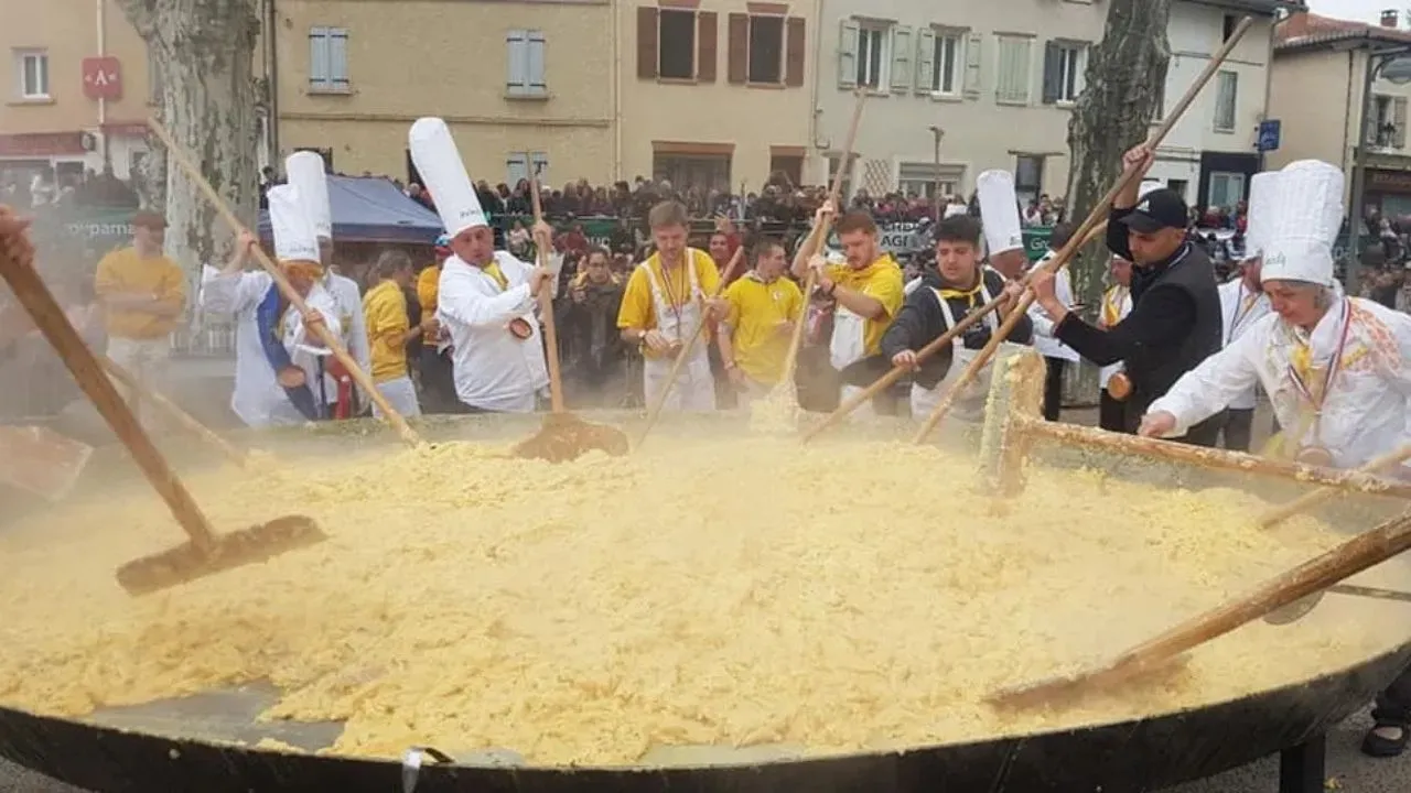 Tradição de Páscoa de Haux: a omelete gigante.