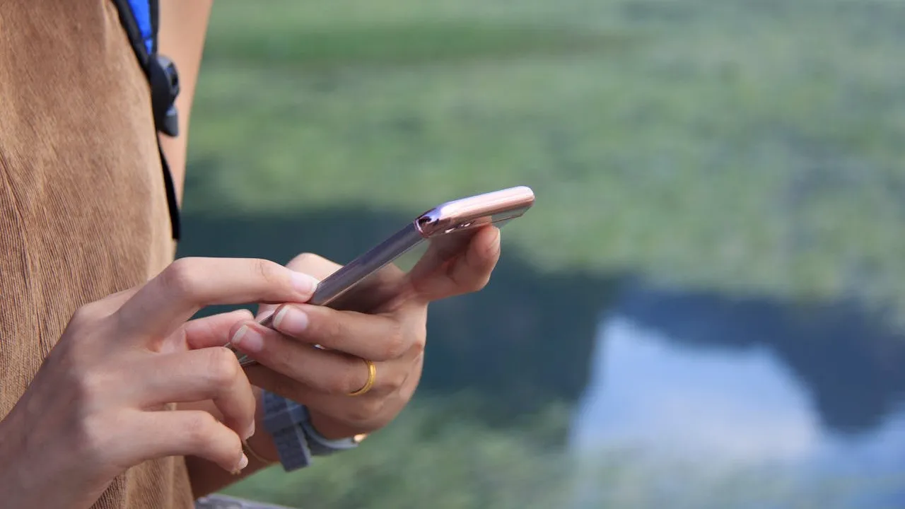 Descubra a curiosa função do pequeno furo na parte inferior do seu celular