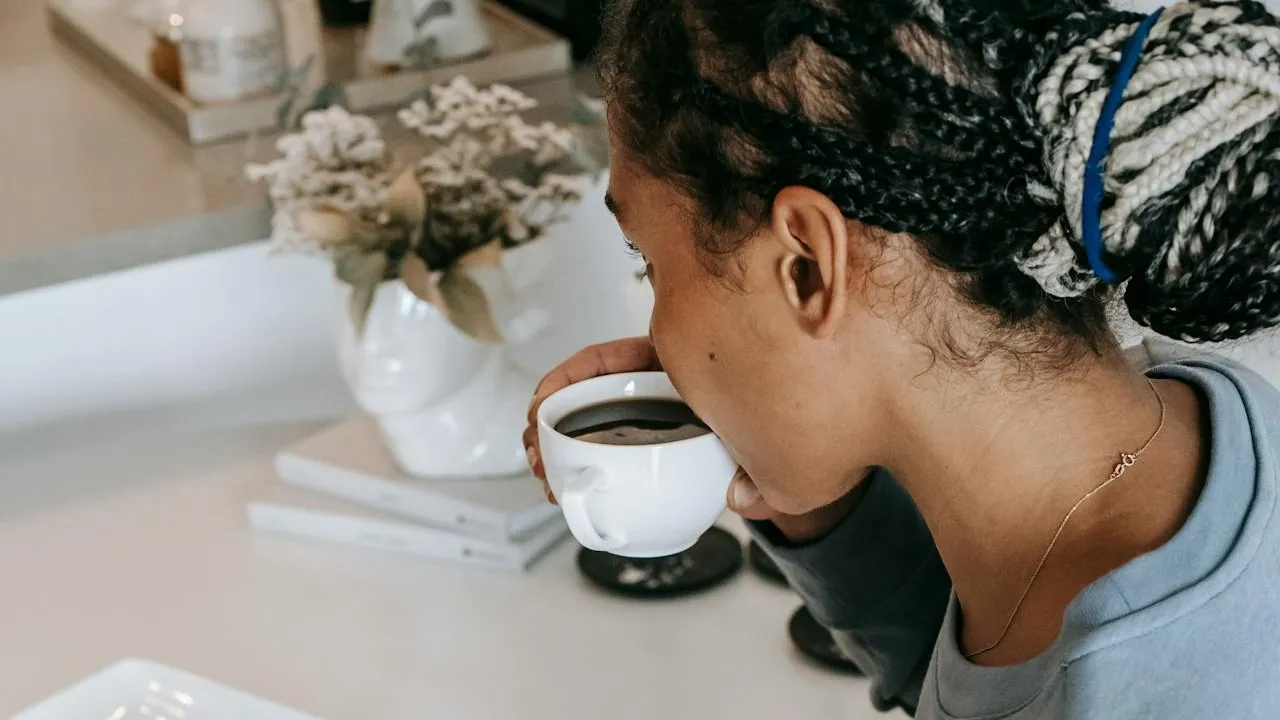 A melhor hora para tomar café segundo a ciência (e não é logo ao acordar)