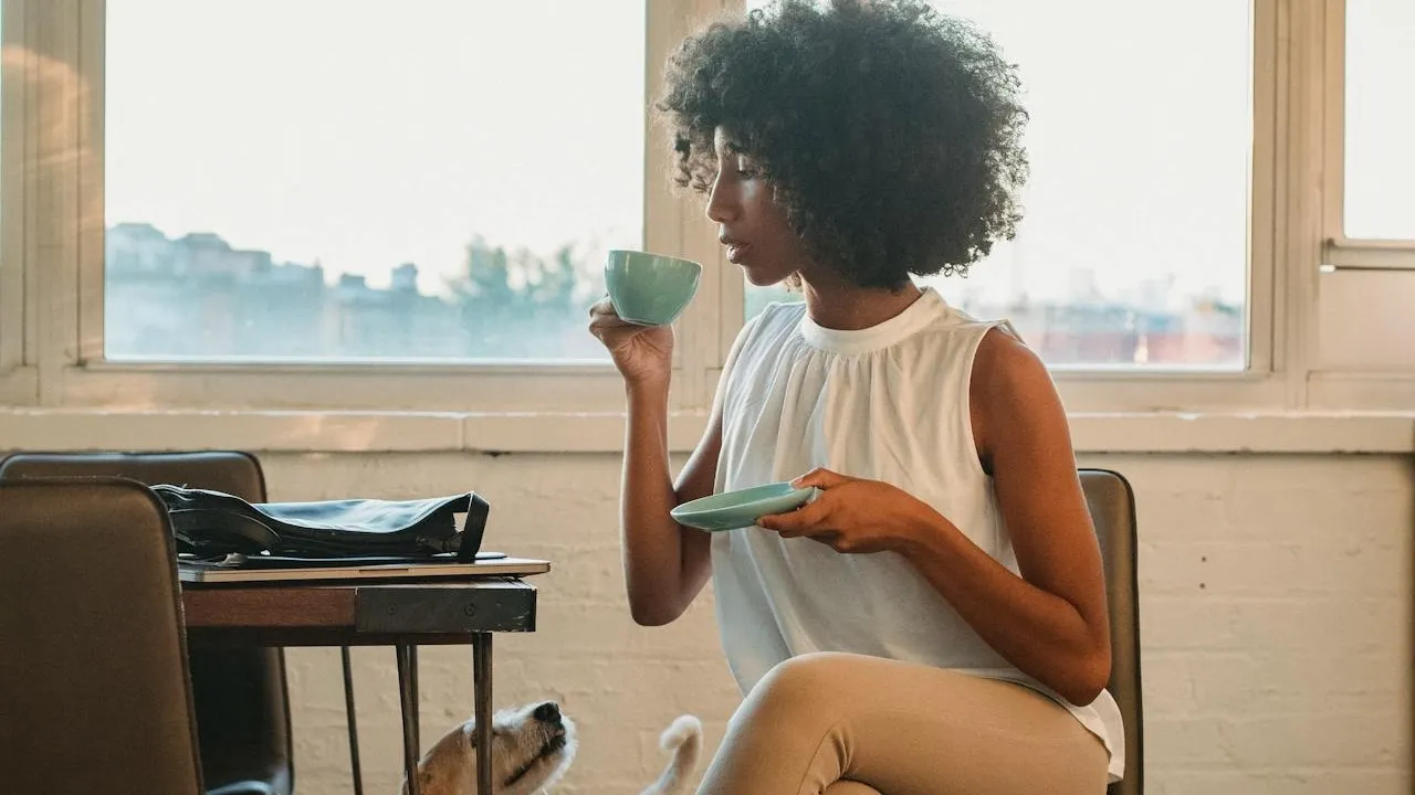 A melhor hora para tomar café segundo a ciência (e não é logo ao acordar)