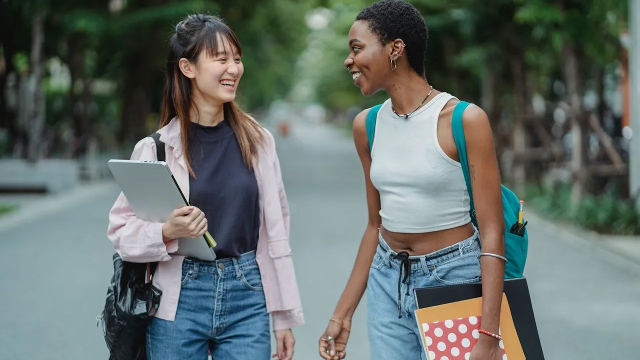Seu corpo fala sem que você perceba: veja os sinais da linguagem corporal