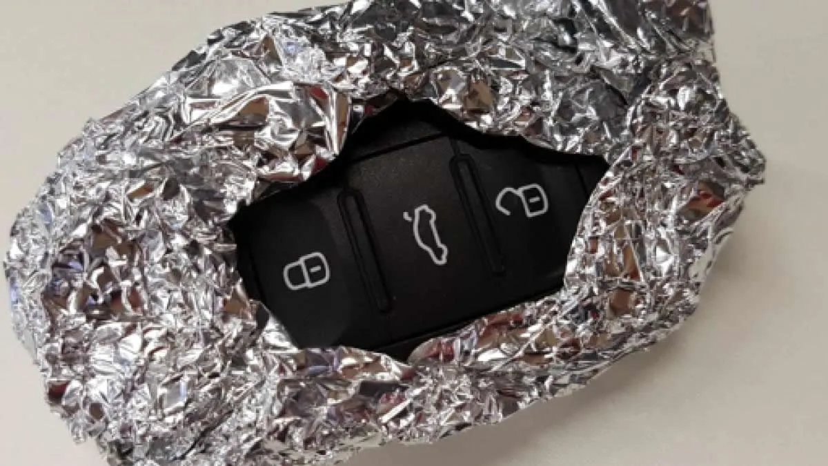 Por que tanta gente está colocando papel alumínio na chave do carro?