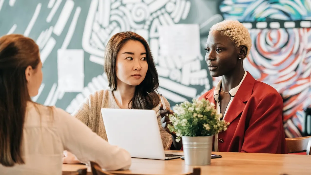 Como saber se alguém sente inveja de você (mesmo sem dizer uma palavra)