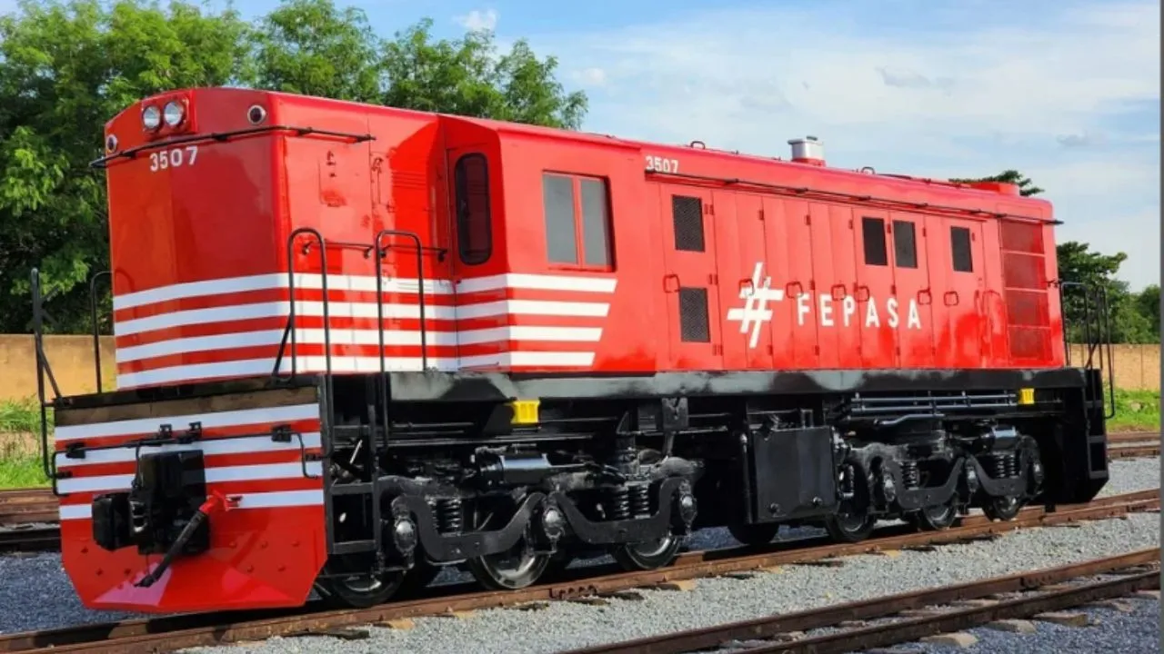 Locomotiva dos anos 1950 retorna aos trilhos em nova atração turística