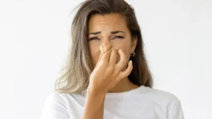 8 coisas que combatem o mau-hálito e as suas principais causas