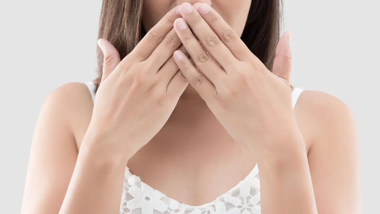 8 coisas que combatem o mau-hálito e as suas principais causas