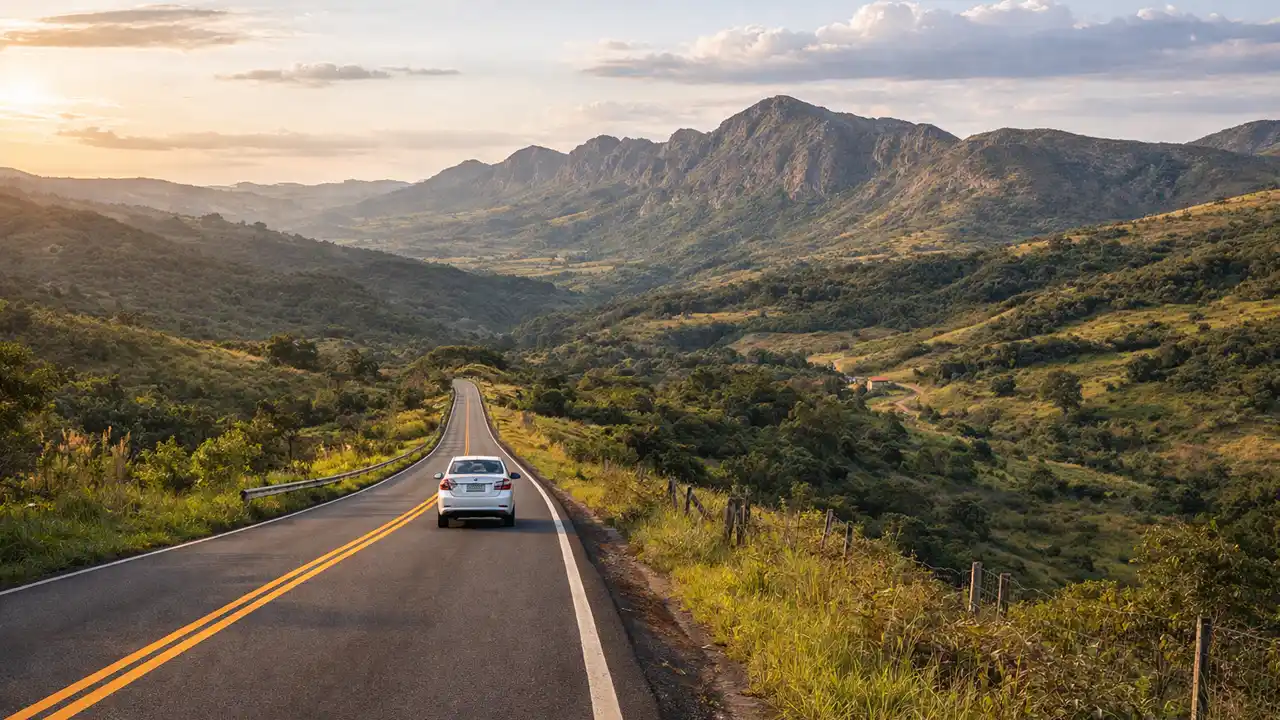 Lavras Novas fica a uns 19 km de Ouro Preto e está ligada a Belo Horizonte pela BR-040 e pela Estrada Real. De carro, saindo de BH, leva umas duas horas. Também dá para ir de ônibus até Ouro Preto e pegar um táxi ou outro transporte para o distrito. A estrada é estreita, mas asfaltada, e tem vistas lindas da Serra do Espinhaço.